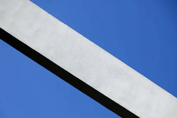 Konkreta Beam & klarblå himmel — Stockfoto