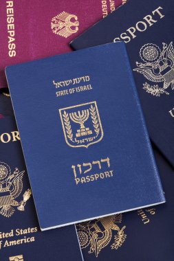 İsrail pasaportu pasaport yığını üzerinde