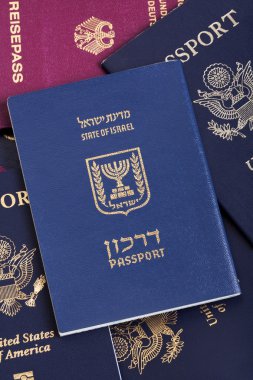 İsrail pasaportu pasaport yığını üzerinde
