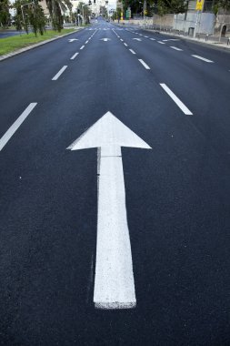 boş bir sokakta ileri yönlü ok