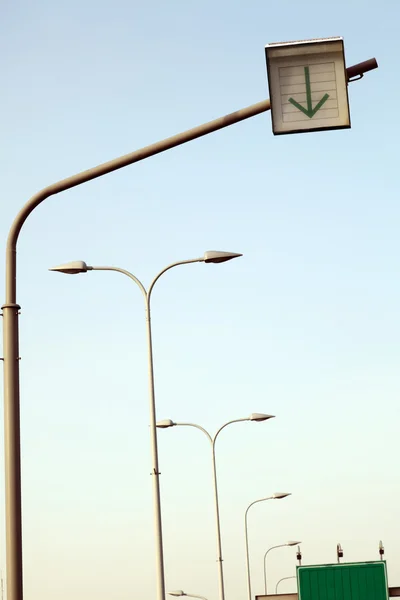 Dopravní značky & pouliční osvětlení — Stock fotografie