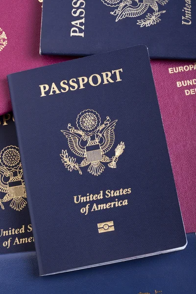 Pasaporte americano en la pila de pasaportes — Foto de Stock