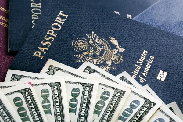 Cash & Passports — Stock Photo, Image