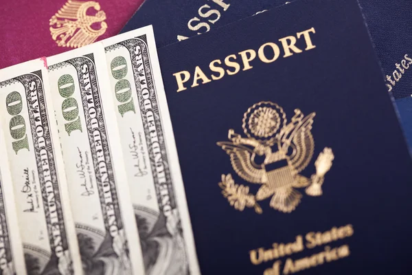 Cash & Passports — Stock Photo, Image