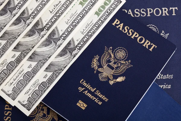 Środków pieniężnych idealna paszportów — Zdjęcie stockowe