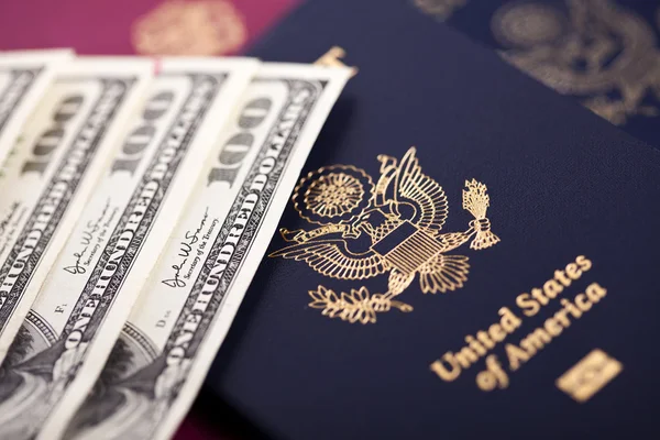 Cash & Passports — Stock Photo, Image