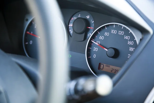 Dentro del tablero de instrumentos del coche del límite de velocidad — Foto de Stock