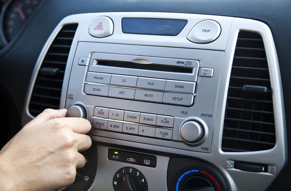 Carro estéreo - Ajustando o volume — Fotografia de Stock