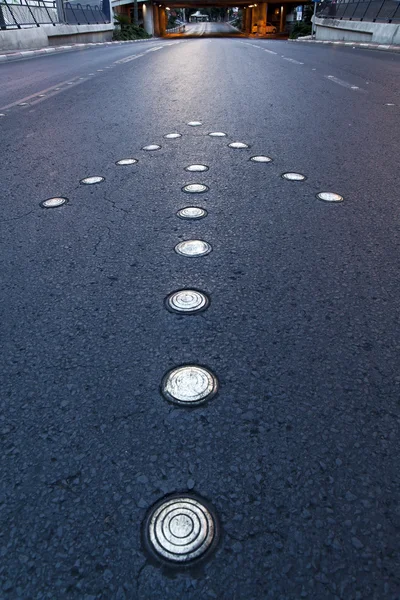 Metalen straat pijl vooruit — Stockfoto