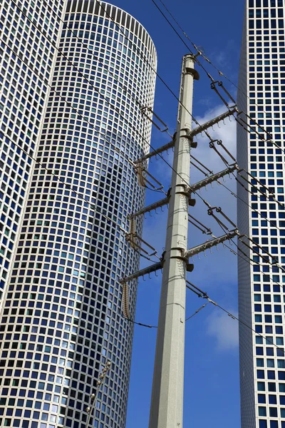 Pylon zwischen Wolkenkratzern — Stockfoto