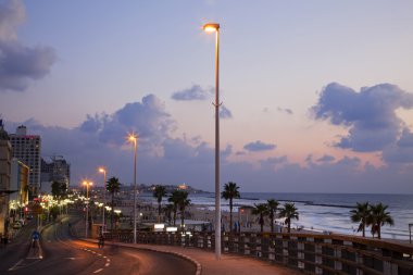Tel-Aviv Boardwalk ve alacakaranlıkta Beach