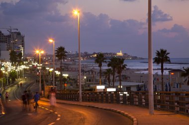 Tel-Aviv Boardwalk ve alacakaranlıkta Beach