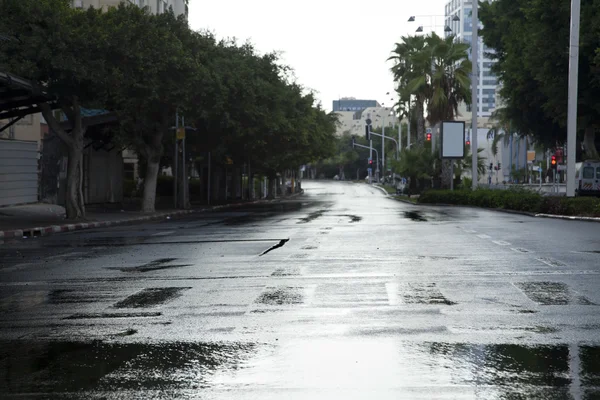 Calle vacía y húmeda de invierno —  Fotos de Stock