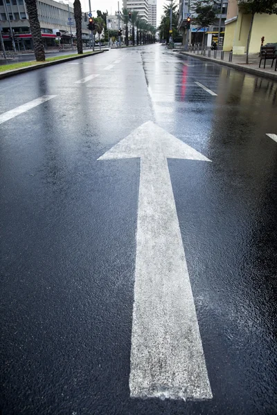 Flèche vers l'avant de la rue humide — Photo