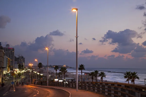 Tel-Aviv Boardwalk ve alacakaranlıkta Beach — Stok fotoğraf