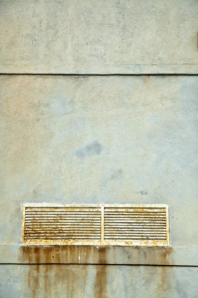 Texturou Wall & Rusty větrací šachty Cover — Stock fotografie