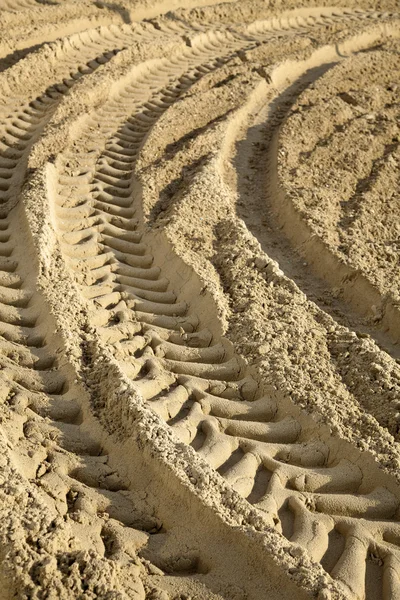 Gumiabroncs számokat a homokban - felszíni szinten — Stock Fotó