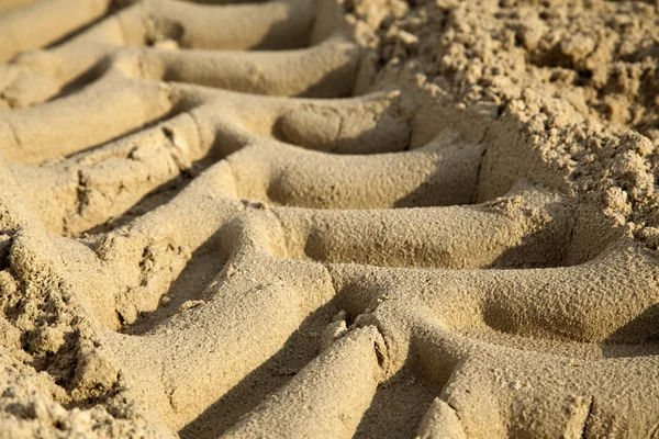 Reifenspuren im Sand - hautnah — Stockfoto