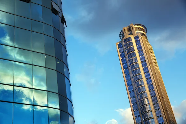 Skyskrapa & del av kontorsbyggnad — Stockfoto