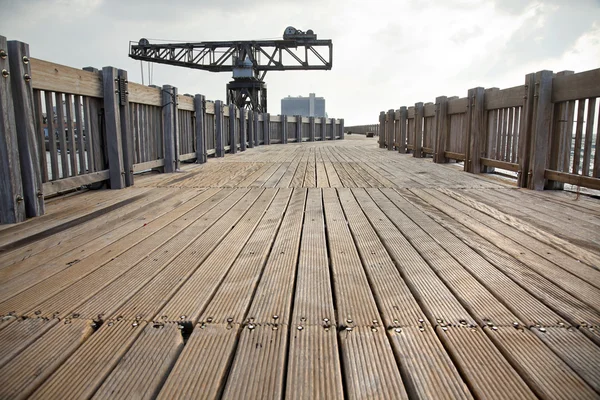 Houten Boardwalk & Vintage Crane — Stockfoto