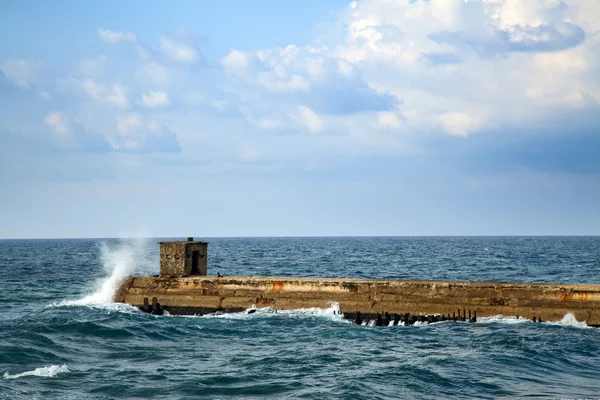 Халупі на пристані — стокове фото