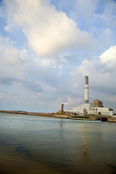 Elektrownia nad rzeką — Zdjęcie stockowe