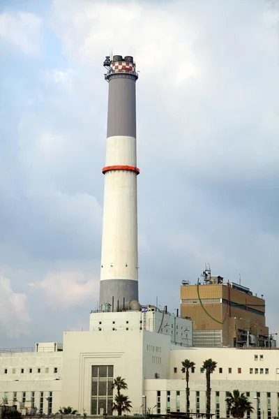 Vista alla centrale elettrica 'Reading' situata vicino alla foce del fiume HaYarkon — Foto Stock