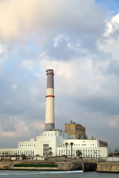 Электростанция у реки — стоковое фото