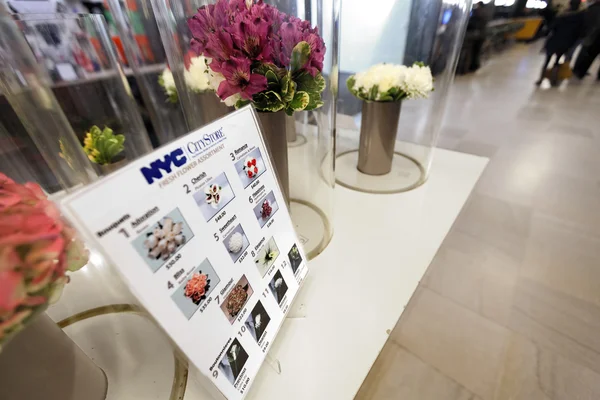 Flower bouquets presented for sale at the Marriage Bureau's public reception corridor. — Stock Photo, Image