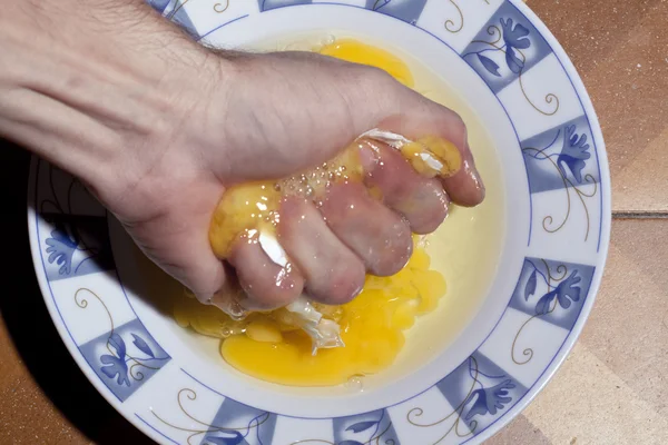 Ручной сжимающий яичный желток — стоковое фото