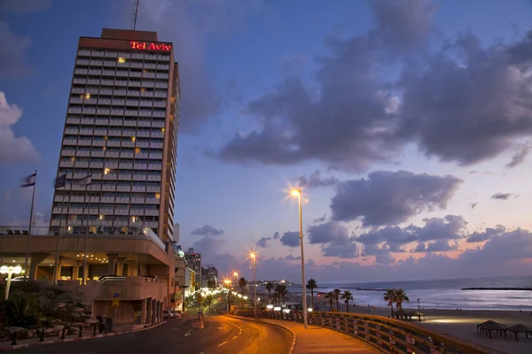 Paseo marítimo de Tel Aviv y la playa al atardecer — Foto de Stock