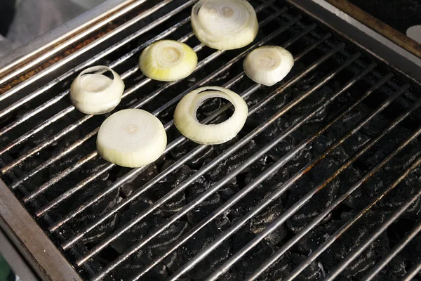 Plasterki cebuli na grill — Zdjęcie stockowe