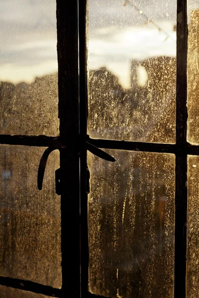 Tarde Sol Iluminación trasera Ventana manchada —  Fotos de Stock