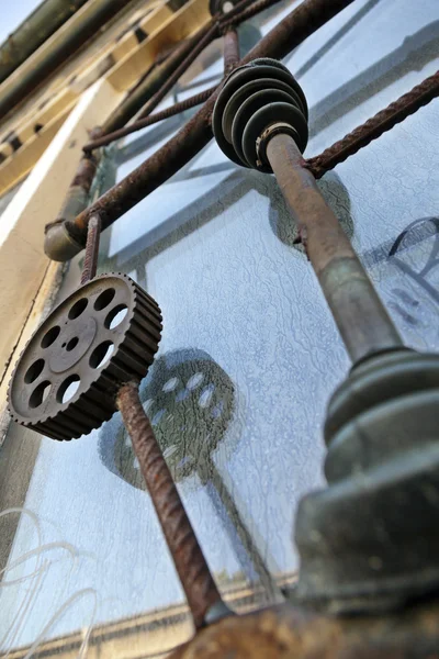 Umělecké průmyslové okenní mříže — Stock fotografie