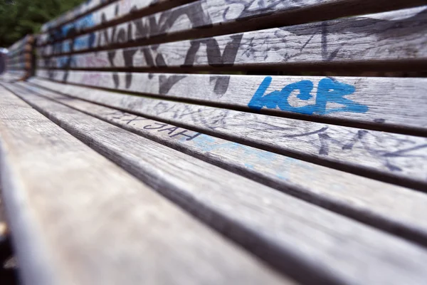 Grafitti überdachte Bank — Stockfoto