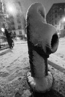 Yangın hidrant ve Harlem Manhattan Street gece kar kaplı