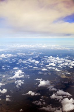 Kara bir bulut havadan görünümü kaplı