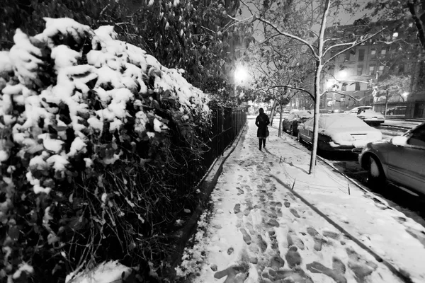 Mujer solitaria caminando sobre el pavimento cubierto de nieve de un Harlem stre — Foto de Stock