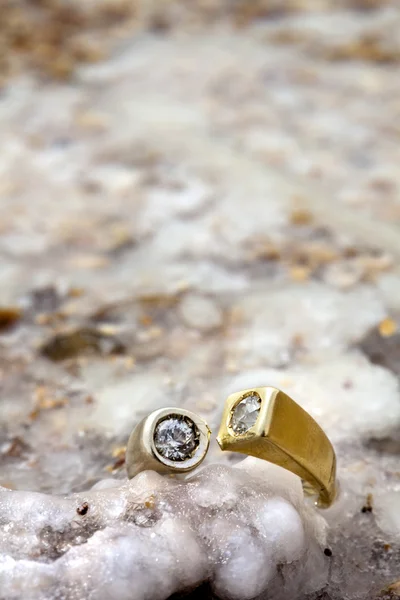 Ring on Salty Rock — Stock Photo, Image