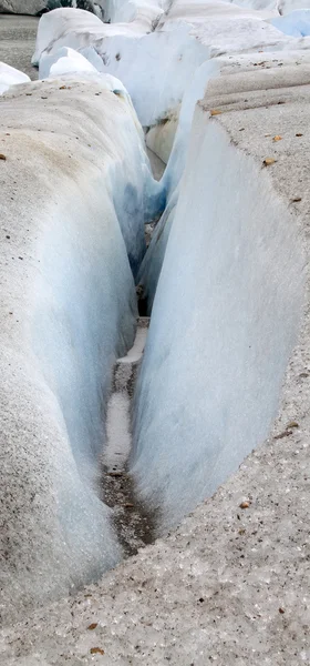 En bäck i en glaciär i Patagonien — Stockfoto