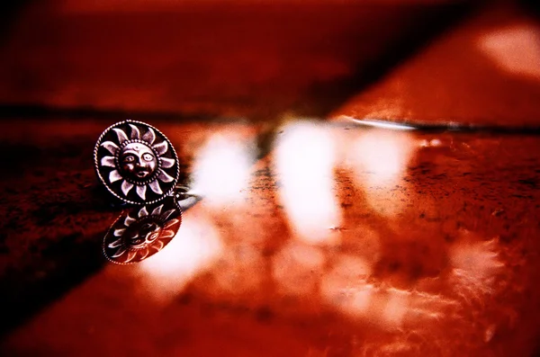 Metal Sun in Puddle — Stock Photo, Image