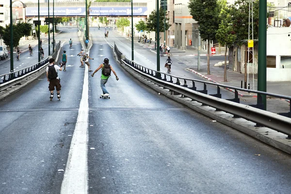 Patinadores en un puente — Foto de Stock