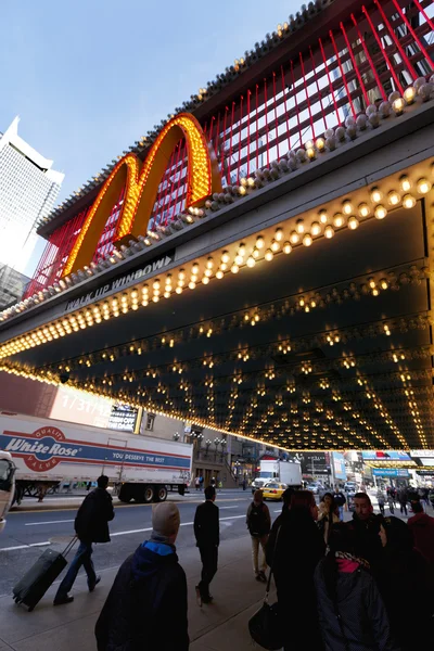 McDonalds 42nd Streetillä New Yorkissa — kuvapankkivalokuva