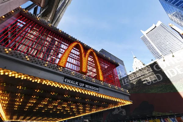 McDonalds на 42-й улице Нью Йорк — стоковое фото