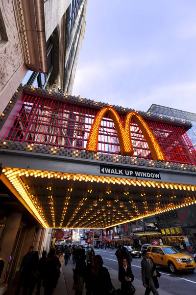 Mcdonalds an der 42nd street new-york — Stockfoto