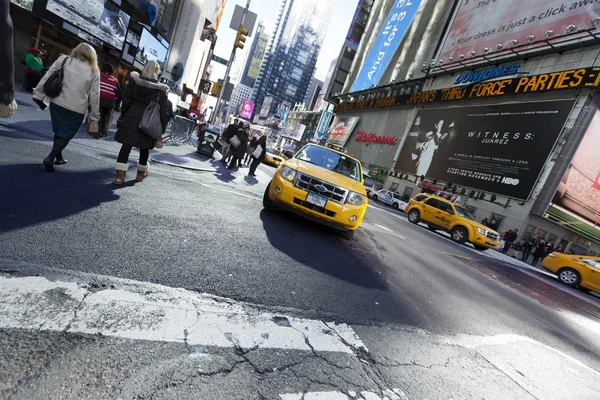 Taxi amarillo en Times Square — Foto de Stock