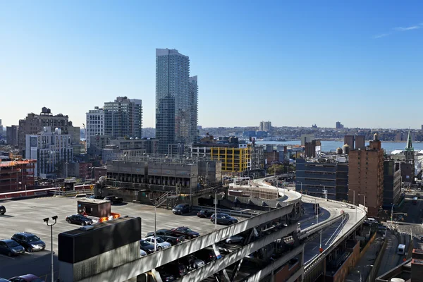 Autoridad Portuaria Terminal Estacionamiento en la azotea y rascacielos Manhatta —  Fotos de Stock