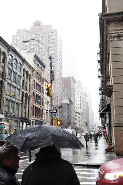 Chodci při deštivé čínské čtvrti manhattan new Yorku — Stock fotografie