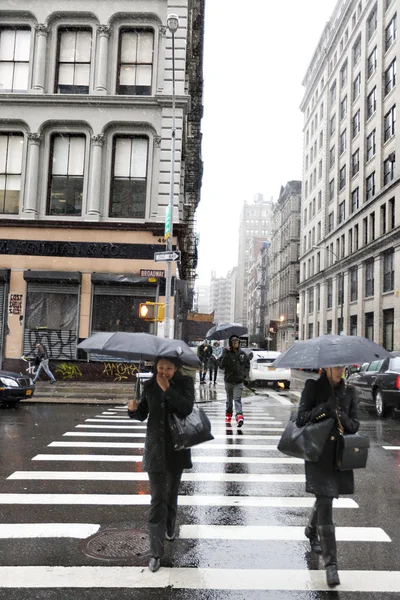 Pedestres em Rainy Chinatown Manhattan Nova York — Fotografia de Stock