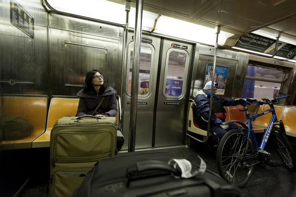 Женщина с чехлом и велосипедом в нью-йоркском метро — стоковое фото